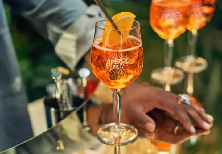 Aperol Spritz drink - przepis na idealny letni koktajl, który zachwyca