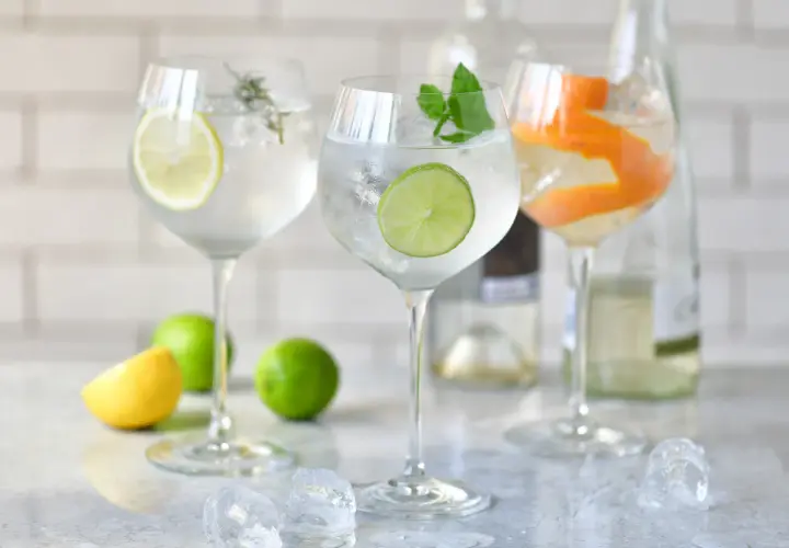 Jak przygotować pyszne drinki z Becherovką i zaskoczyć gości