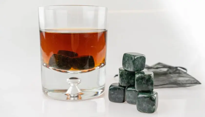 Kamienne czy metalowe kostki do drinków – co wybrać dla lepszego smaku?