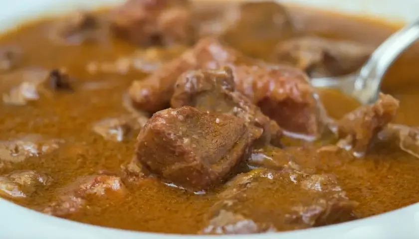 Jak zrobić dobry gulasz z jelenia, który zachwyci smakiem i aromatem