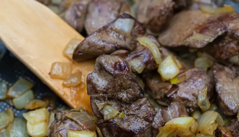 Ile czasu gotować wątróbkę drobiową, aby była soczysta i delikatna?