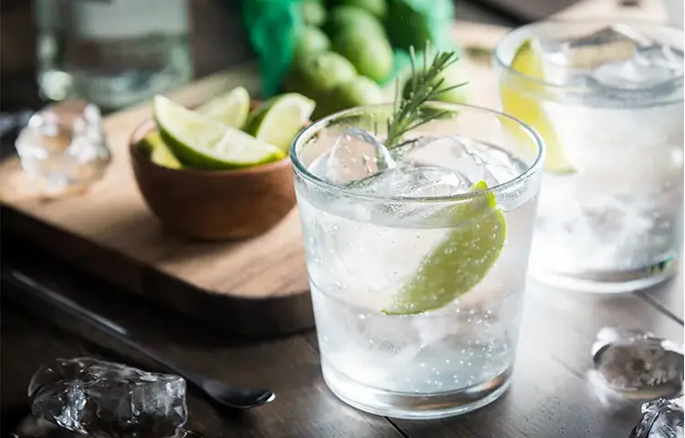 Wytrawny drink: poznaj sekrety smaku i proste przepisy na koktajle