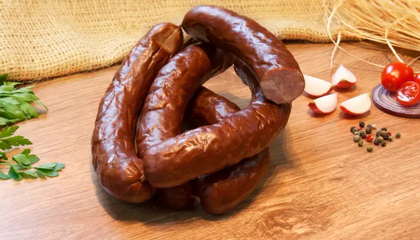 Kiełbasa z beczki: Jak wybrać najlepszą? Sekret smaku