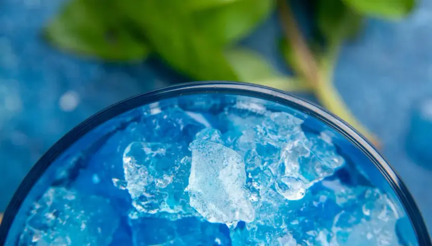Orzeźwiający drink z blue curacao i sokiem jabłkowym na lato