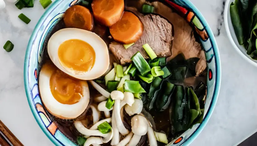 Jak zrobić zupę ramen w domu - proste przepisy i porady