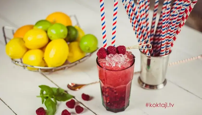 Orzeźwiające przepisy na malinowy drink, które zachwycą każdego