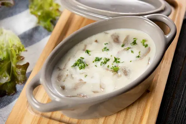 Ile kcal ma zupa pieczarkowa? Sprawdź, co wpływa na kaloryczność
