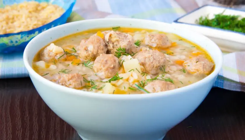 Jaka zupa z pulpetami? Prosty przepis na pyszne danie na obiad
