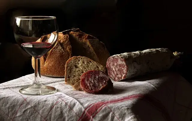 Ile kiełbasa może leżeć w lodówce? Sprawdź, by uniknąć zepsucia