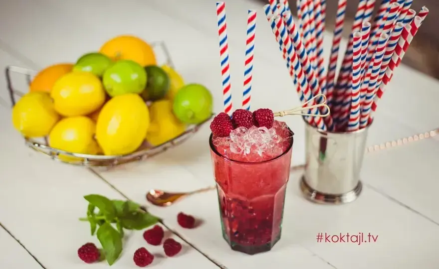 Orzeźwiające przepisy na malinowy drink, które zachwycą każdego