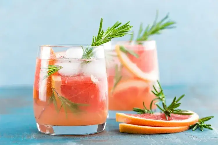 Orzeźwiający drink z sokiem grejpfrutowym na letnie wieczory