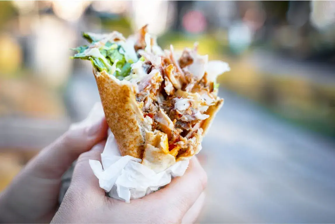 Ile kcal ma kebab z frytkami? Zaskakujące fakty o kaloriach