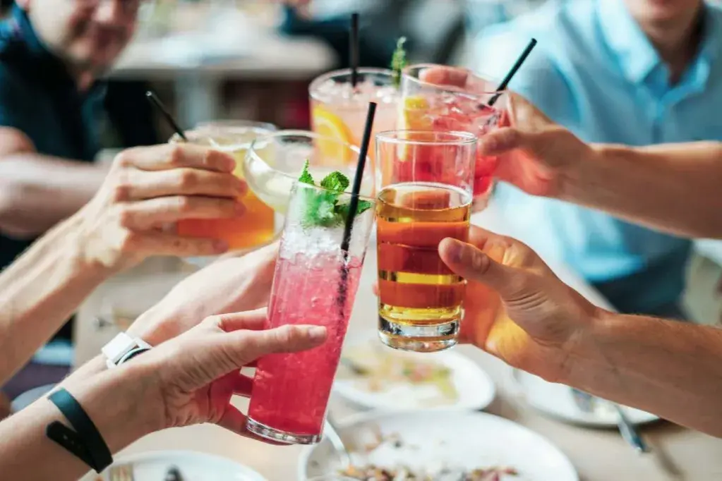 Jaki drink wybrać? Odkryj najlepsze przepisy na koktajle i napoje