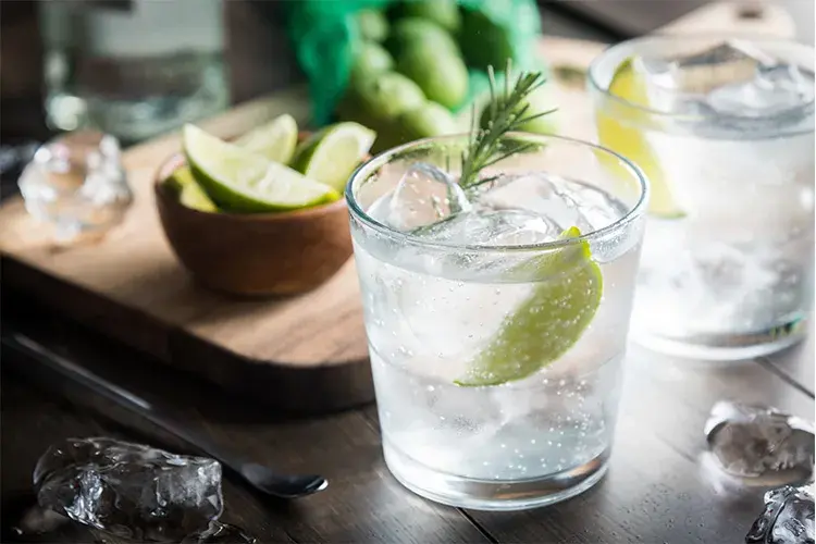 Wytrawny drink: poznaj sekrety smaku i proste przepisy na koktajle
