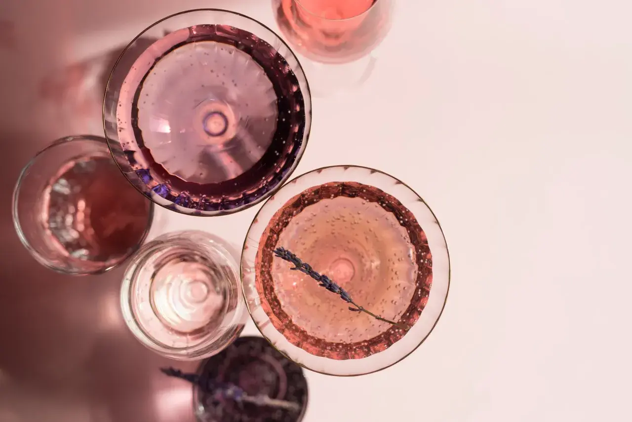 Schweppes różowy drink - odkryj smaki i przepisy na orzeźwienie