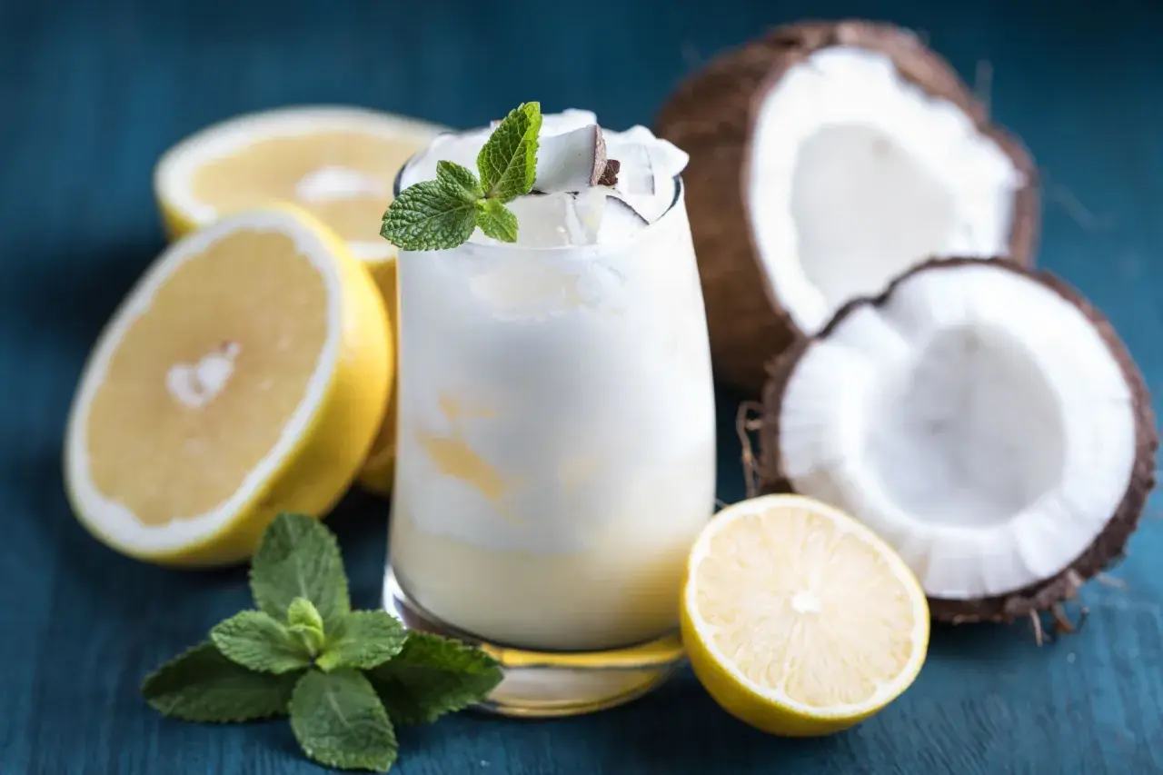Najlepsze drinki z wódką kokosową, które ożywią Twoje lato