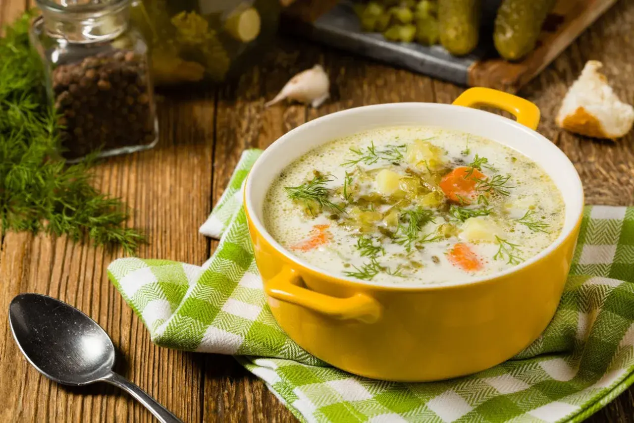 Jakie zioła do zupy ogórkowej? Odkryj najlepsze smaki i aromaty