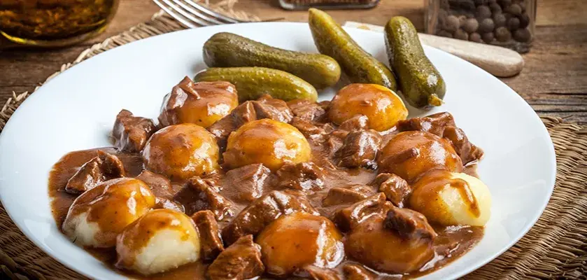 Jakie mięso pasuje do klusek śląskich? Najlepsze połączenia smakowe