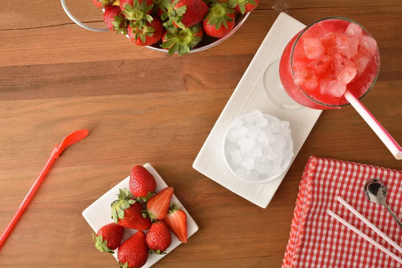 Pyszny drink z mrożonych truskawek i wódki, który zachwyci gości