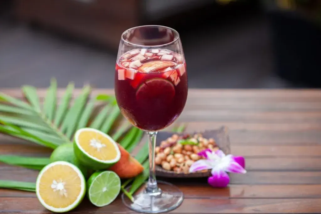 Pyszne drinki z czerwonym winem, które musisz spróbować na każdą okazję