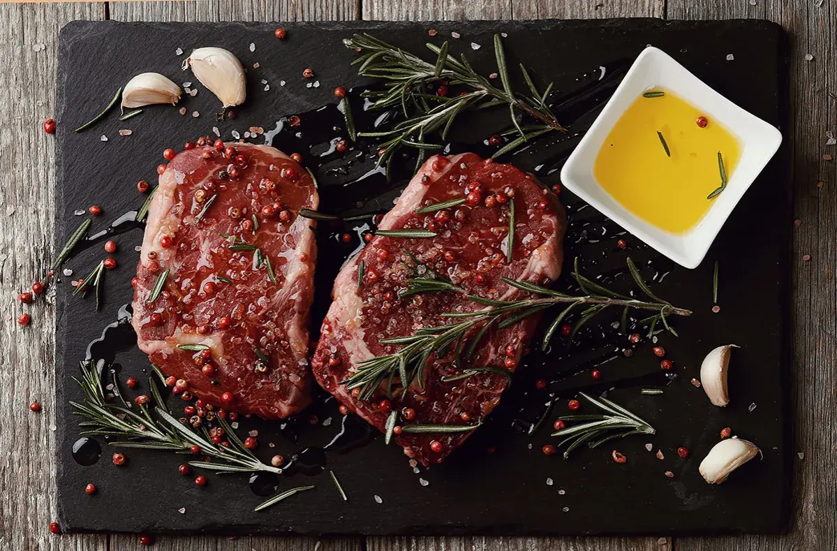 Jak przygotować dziczyznę do pieczenia, by była soczysta i aromatyczna