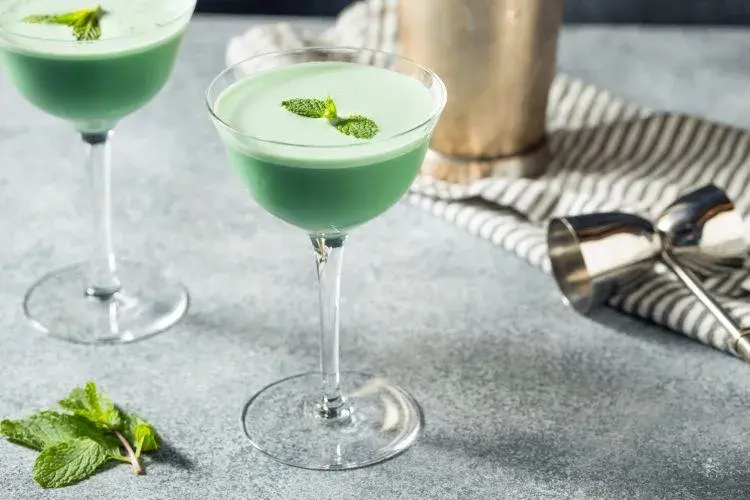 Jak przygotować idealny drink Grasshopper – prosty przepis na radość