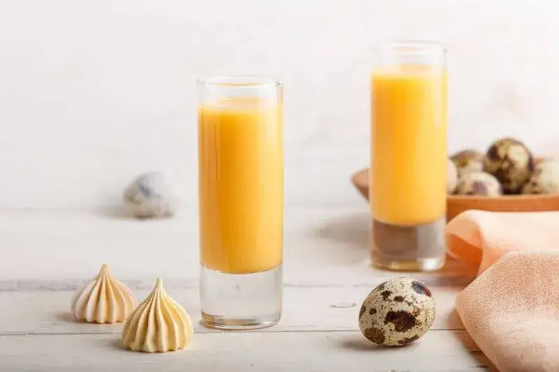 Zdjęcie Najlepsze drinki z likierem jajecznym, które zaskoczą Twoich gości