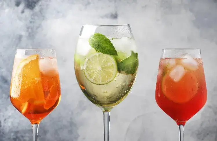 Zdjęcie Aperol Spritz drink - przepis na idealny letni koktajl, który zachwyca