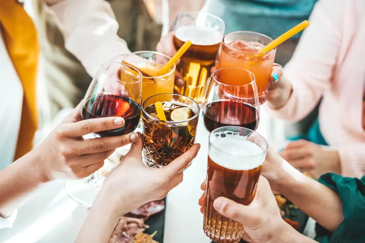 Zdjęcie Najlepsze drinki z piwem w szklance, które zaskoczą Twoich gości