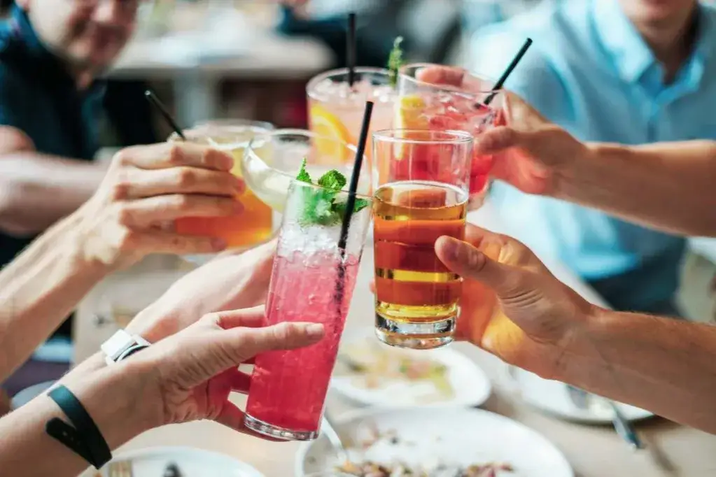 Zdjęcie Z czym drinki? Odkryj najlepsze składniki do idealnych koktajli