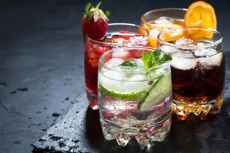 Zdjęcie Męski drink: najlepsze przepisy na mocne koktajle na każdą okazję