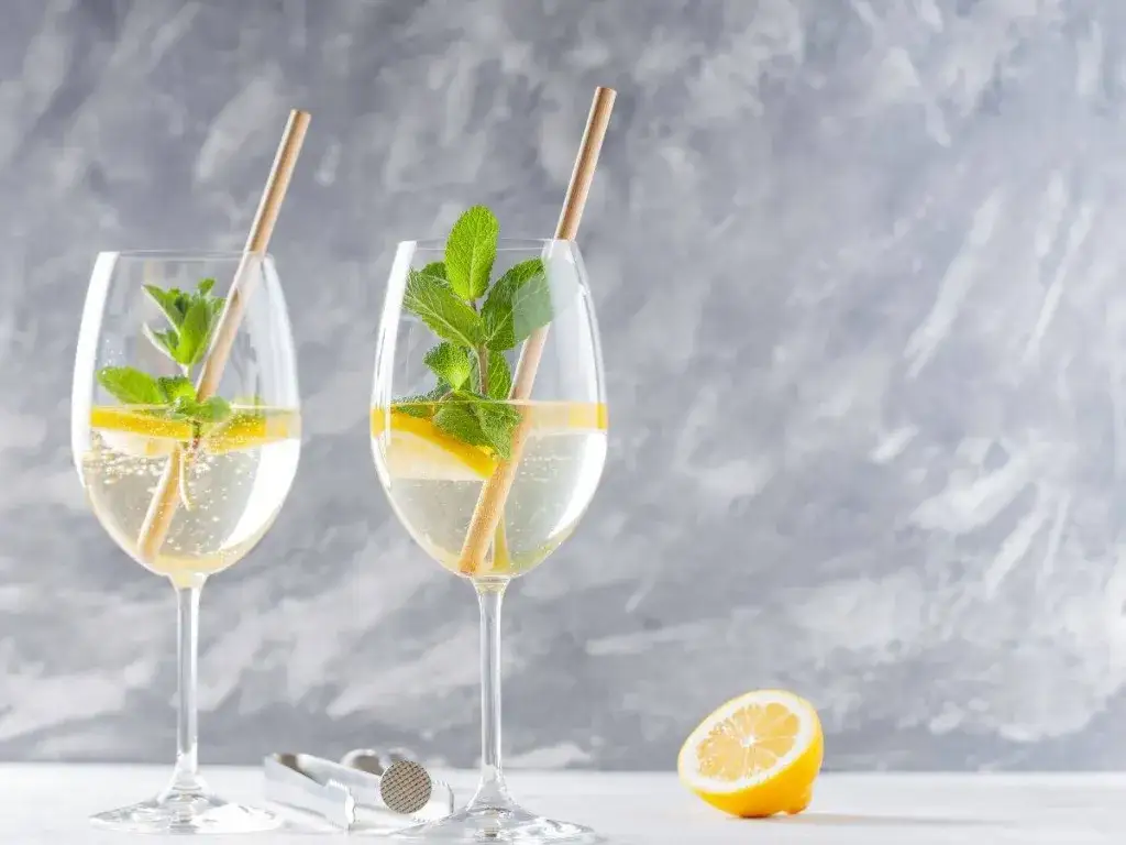 Zdjęcie Jak zrobić drink hugo: prosty przepis na orzeźwiający koktajl