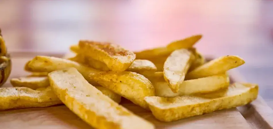 Zdjęcie Ile robią się frytki w piekarniku? Oto sekrety idealnych frytek