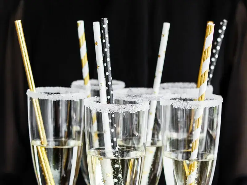 Zdjęcie Jak ozdobić szklankę do drinka - kreatywne pomysły na dekoracje