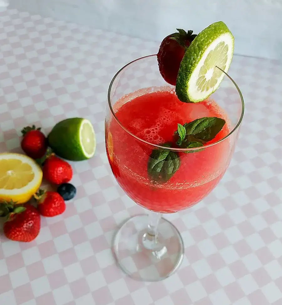 Zdjęcie Orzeźwiające drinki z syropem arbuzowym na letnie spotkania