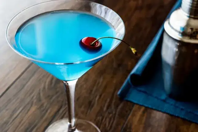 Zdjęcie Przepis na drink Blue Moon: orzeźwiający koktajl na każdą okazję